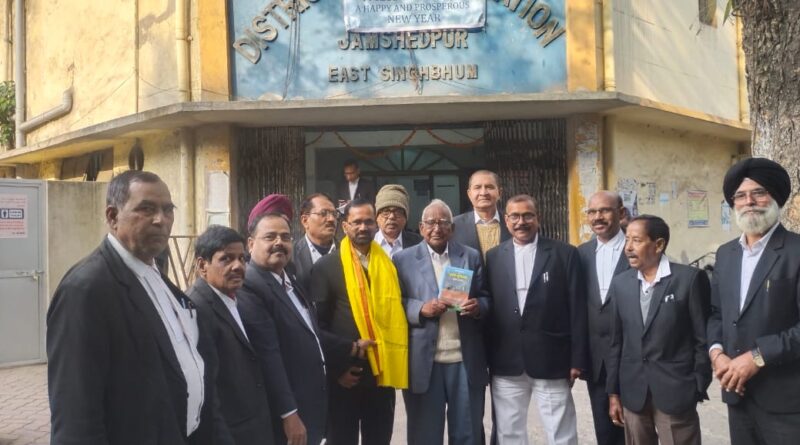 सम्मान कार्यक्रम में उपस्थित अधिवक्तागण