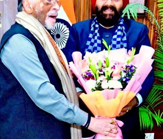 राज्यपाल को पुष्पगुच्छ देकर अभिवादन करते भाजपा के प्रदेश प्रवक्ता अमरप्रीत सिंह काले