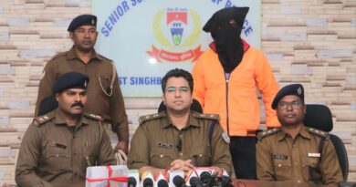 संवाददाताओं को जानकारी देते सिटी एसपी शिवाशिष