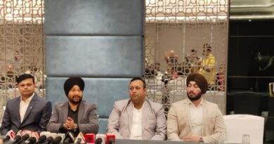 प्रेस को होटल के सम्बंध में जानकारी देते सरदार रणवीर सिंह खनूजा