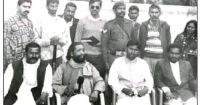 पुरानी तस्वीर में गुरुजी के साथ अर्जुन मुंडा व अन्य