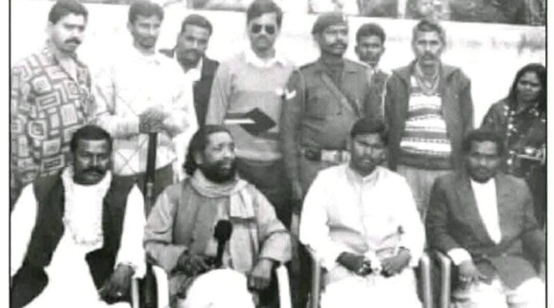 पुरानी तस्वीर में गुरुजी के साथ अर्जुन मुंडा व अन्य